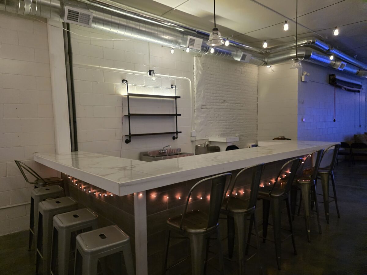 Kiosk and café opportunity at 1415 N. Ashland Avenue 5