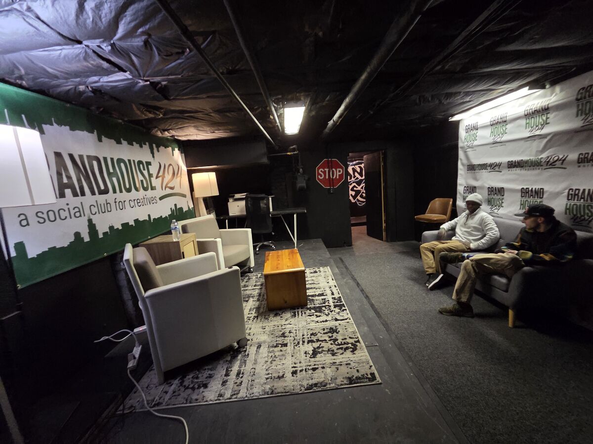 Basement Center studio at 838–842 W. Grand Avenue 4